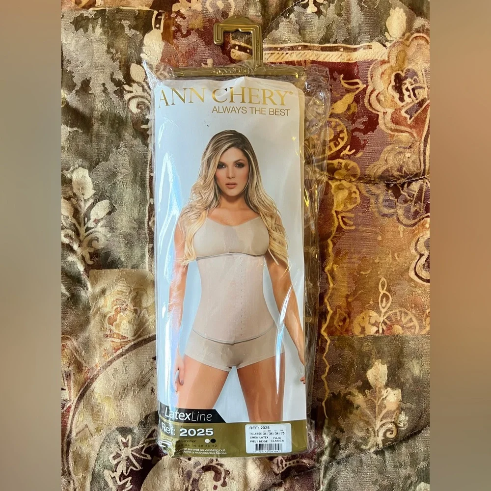 Ann Chery nude latex waist cincher - Picture 3 of 5